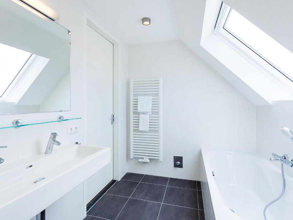Holiday Home de Witte Raaf-2 room 2