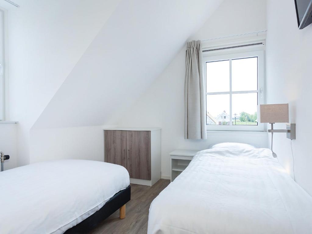 Holiday Home de Witte Raaf-2 room 5